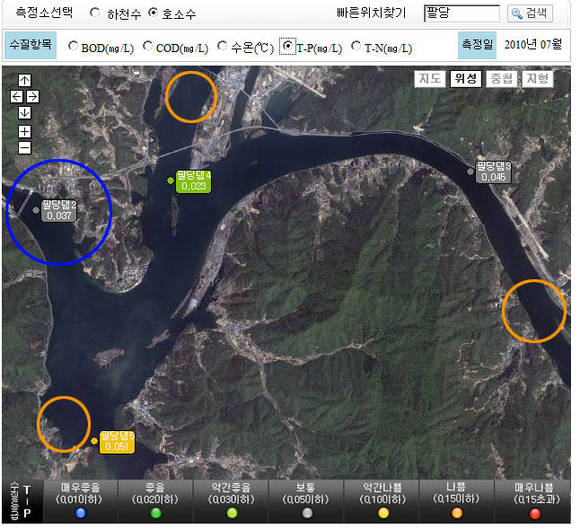 ▲ 2010년 7월 팔당호 총인. 푸른원이 하류 노란 원이 상류. 상류지역에 0.045이던 수치는 댐 바로앞에서 0.037로 낮아진다.ⓒ