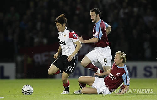 ▲ 23일(한국시간) 2010~2011시즌 잉글랜드 칼링컵 32강전에서 시즌 첫 골과 도움 2개를 기록한 박지성 선수.ⓒ연합뉴스