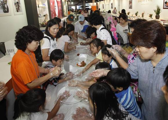 ▲ 푸드 디자인전이 열리고 있는 가운데 아이들의 손이 분주하다. ⓒ뉴데일리