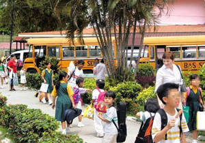 ▲ 학교 버스에서 아이를 기다리고 있다가 집으로 데려가는 한국인 기러기 엄마들.ⓒ조선일보 자료사진