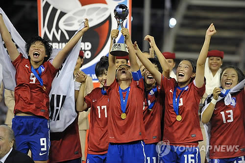▲ U-17(17세 이하) 여자 월드컵에서 우승트로피를 차지한 태극 소녀들이 포효하고 있다.ⓒ연합뉴스