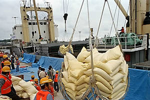 ▲ 북에 보내는 쌀 선적 모습ⓒ연합뉴스