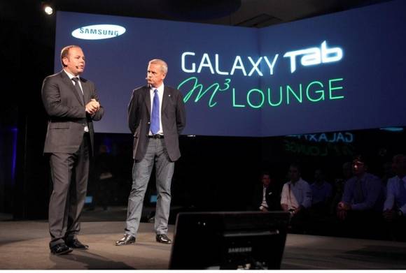 ▲ (왼쪽부터)삼성전자 이탈리아 법인 통신 부문 부사장 칼로 발로코(Carlo Barlocco)와 이탈리아 유명 MC인 베르톨리노(Bertolino)가 런칭쇼를 진행하고 있다. ⓒ뉴데일리