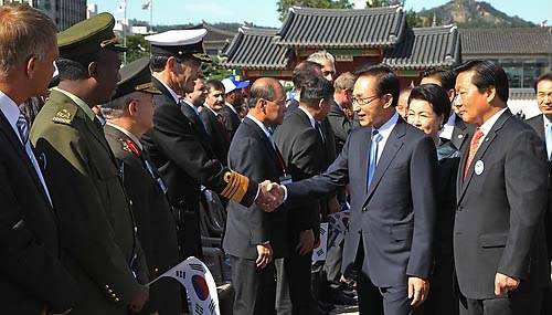 ▲ 9.28 서울수복 및 국군의 날 행사가 28일 오전 서울 경복궁 흥례문 앞 광장에서 열려 이명박 대통령이 참전국 대표들과 악수하고 있다. ⓒ연합뉴스