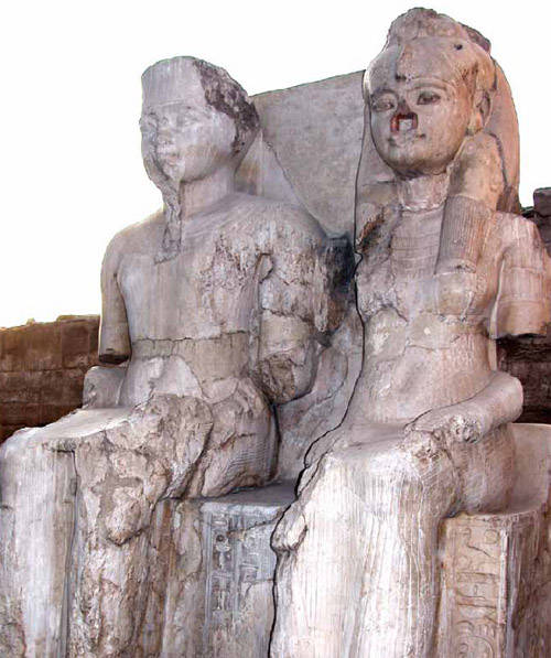 투탕카멘과 왕비 네페르티티 상 (아멘 대신전의 기둥홀 앞).