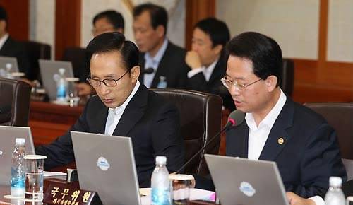 ▲ 이명박 대통령이 28일 오전 청와대에서 열린 국무회의에서 류성걸(오른쪽) 기획재정부 2차관의 안건보고를 듣고 있다. ⓒ연합뉴스