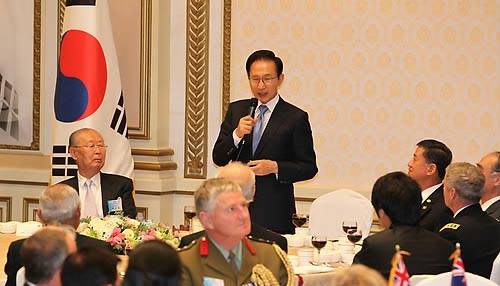 이명박 대통령이 28일 낮 청와대에서 열린 '6.25전쟁 60년 서울수복 기념 국군의 날 행사' 오찬에서 인사말을 하고 있다. ⓒ연합뉴스