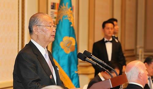 ▲ 28일 낮 청와대에서 열린 '6.25전쟁 60년 서울수복 기념 국군의 날 행사' 오찬에서 백선엽 예비역 대장이 인사말을 하고 있다. ⓒ연합뉴스