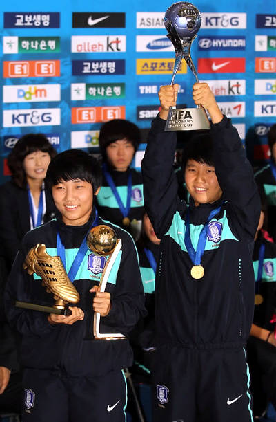 ▲ FIFA 주관 U-17 여자월드컵에서 우승한 한국 대표팀 주장 김아름(오른쪽)과 골든볼(MVP).골든부트(득점왕) 2관왕을 차지한 여민지가 28일 인천공항을 통해 입국한 후 트로피를 들고 포즈를 취하고 있다.ⓒ연합뉴스