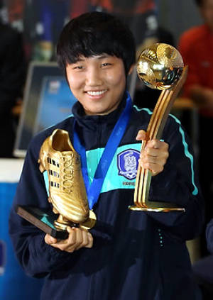 ▲ 2010 국제축구연맹(FIFA) 17세 이하(U-17) 여자월드컵에서 한국축구 사상 최초로 우승한 여자축구대표팀이 28일 오후 인천국제공항을 통해 귀국한 가운데 여민지 선수가 트로피를 들고 기념사진을 찍고 있다.ⓒ연합뉴스