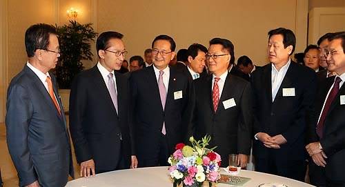 ▲ 이명박 대통령이 28일 저녁 박희태 국회의장을 비롯한 국회의장단과 국회 상임위원장단, 원내교섭단체 원내대표 등을 청와대로 초청해 만찬을 함께 하기에 앞서 환담하고 있다. 오른쪽부터 변재일 교육과학위원장, 김무성 한나라당 원내대표, 박지원 민주당 원내대표, 홍재형 국회 부의장, 이 대통령, 박희태 국회의장. ⓒ연합뉴스