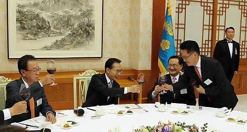 ▲ 이명박 대통령이 28일 저녁 박희태(왼쪽) 국회의장을 비롯한 국회의장단과 국회 상임위원장단, 원내교섭단체 원내대표 등을 청와대로 초청해 가진 만찬에서 박지원 민주당 원내대표, 홍재형 국회부의장과 건배를 하고 있다. ⓒ연합뉴스