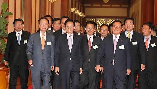 ▲ 이명박 대통령이 28일 저녁 박희태 국회의장을 비롯한 국회의장단과 국회 상임위원장단, 원내교섭단체 원내대표 등을 청와대로 초청해 만찬을 함께 하기 위해 행사장으로 이동하고 있다. ⓒ연합뉴스