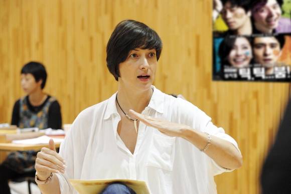 ▲ 뮤지컬  연습 지도에 한창인 박칼린 음악감독.