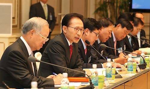 ▲ 이명박 대통령이 29일 오전 청와대 영빈관에서 국민경제대책회의를 열어 대.중소기업 동반성장 추진 대책을 논의하고 있다. ⓒ연합뉴스