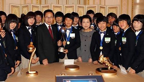 ▲ 이명박 대통령과 김윤옥 여사가 29일 청와대 영빈관에서 U-17 여자월드컵대표 선수단을 초청해 환영 오찬을 하기에 앞서 선수들과 우승 트로피를 들고 기념촬영을 하고 있다. ⓒ연합뉴스