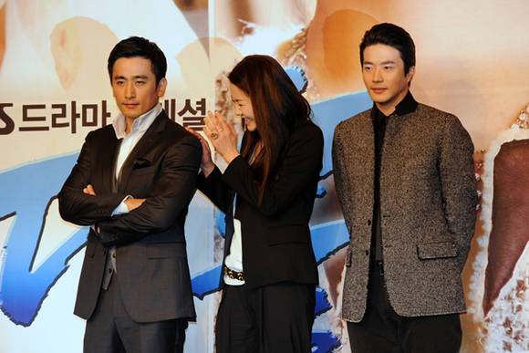 ▲ 포토타임을 갖고 있는 고현정이 웃음을 참지 못하는 모습. 굳은 표정의 권상우와 묘한 대조를 이루고 있다.  ⓒ 김상엽 기자