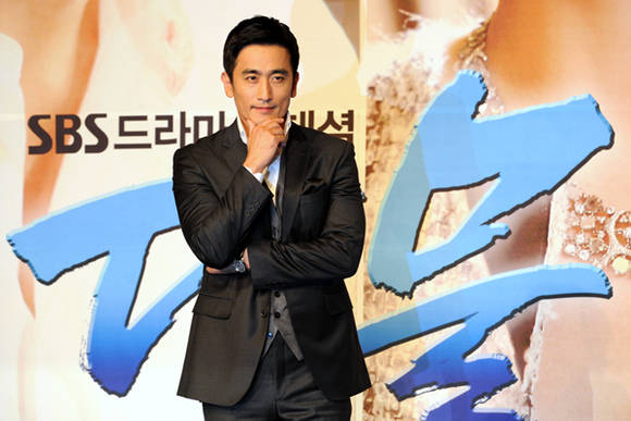 ▲ '대물'에서 냉혹한 정치인으로 분한 배우 차인표가 포즈를 취하고 있다.  ⓒ 김상엽 기자