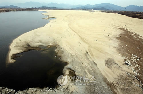 ▲ 2008년 12월 경남 창녕군 낙동강교 인근 모습. 수량이 적은 갈수기에 유독 오염된 강이 검게 보인다.ⓒ