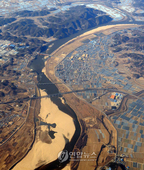 ▲ 지난해 11월 낙동강 밀양 인근 모습. 갈수기엔 이렇게 물이 말라 볼품없는 강이 된다ⓒ