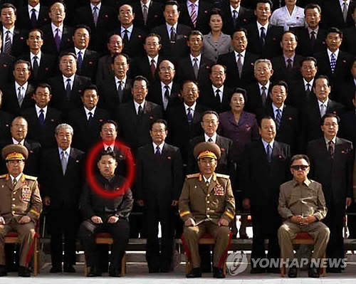 ▲ 북한 김정일 국방위원장이 평양 금수산기념궁전에서 당 중앙기관 성원 및 제3차 노동당 대표자회 참가자와 기념촬영을 하고 있다. 김정일 왼편 두번째 붉은 원안이 김정은 중앙군사위원회 부위원장이다. 정확한 촬영일시는 밝히지 않았다ⓒ연합뉴스