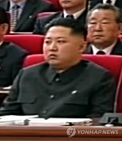 ▲ 북한 김정일 국방위원장이 평양 금수산기념궁전에서 당 중앙기관 성원 및 제3차 노동당 대표자회 참가자와 기념촬영을 하고 있다. 김정일 왼편 두번째 붉은 원안이 김정은 중앙군사위원회 부위원장이다. 정확한 촬영일시는 밝히지 않았다ⓒ연합뉴스