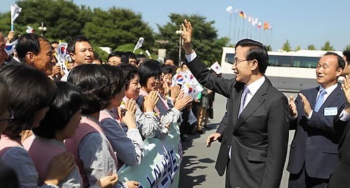 ▲ 이명박 대통령이 30일 경주에서 열린 제30차 UN 식량농업기구(FAO) 아.태 지역총회 개회식 참석을 마친 뒤 오찬장으로 향하다 연도에 환영나온 시민들에게 손을 흔들어 인사하고 있다. ⓒ연합뉴스