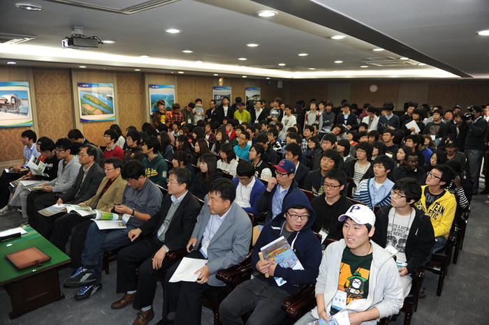 ▲ 이포보 현장 브리핑실에서 현장관계자의 설명을 듣고 있는 교수들과 서울대 공대 학생들ⓒ