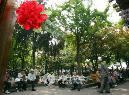 ▲ 종묘 공원에 모인 노인들. 사진속 인물들은 기사의 특정 사실과 관계 없음.(연합뉴스)