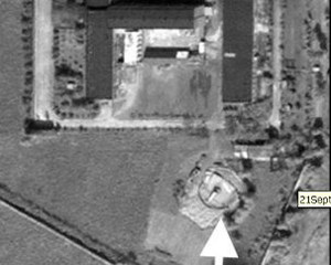 ▲ 미국 ISIS가 9월30일 공개한 북한 영변 원자로의 냉각탑 부지 주변 위성사진. (화살표는 폭파된 냉각탑 부지)ⓒISIS