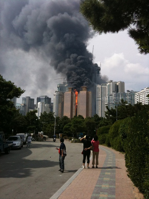 ▲ 부산의 해운대의 한 주상복합에서 큰 불이 발생했다.ⓒ 트위터 2tir**님