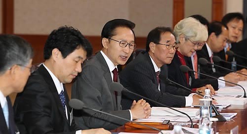 ▲ 이명박 대통령이 1일 오전 청와대에서 제32차 국가과학기술위원회 회의를 주재하고 있다. ⓒ연합뉴스