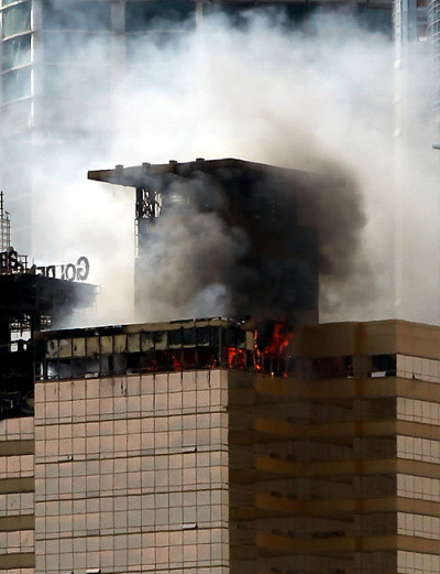 ▲ 1일 부산 해운대구 우동 마린시티내 주거용 오피스텔인 우신골드스위트에서 불이나 최상층으로 옮겨 붙으면서 연기와 함께 불길이 치솟고 있다. 갑작스런 불로 대피 과정에서 입주민들이 큰 혼란이 빚었으며 큰 재산피해가 예상된다.ⓒ연합뉴스