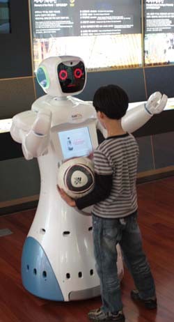 ▲ 청와대 사랑채에서 방문객에서 우리 문화 유산을 설명하는 로봇 '티로'