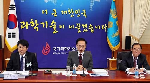 ▲ 이명박 대통령이 1일 오전 청와대에서 제32차 국가과학기술위원회 회의를 주재하고 있다.왼쪽은 이주호 교과부장관, 오른쪽은 이준승 위원. ⓒ연합뉴스