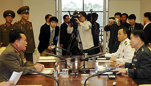 ▲ 제38차 남북군사실무회담이 30일 오전 판문점 평화의집에서 열려 남북대표들이 회담 시작 전 인사를 나누고 있다.ⓒ연합뉴스