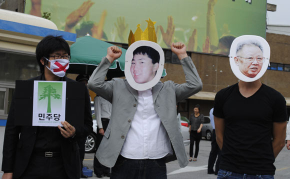 ▲ 우파 성향 대학생 모임 회원들은 1일 오후 영등포 민주당사 앞에 모여 북한의 3대 세습에 침묵하는 것을 비판하는 퍼포먼스를 벌이고 있다. ⓒ 뉴데일리