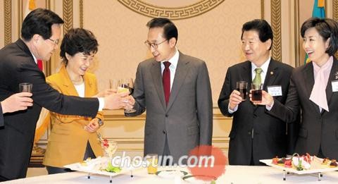 ▲ 이명박 대통령과 박근혜 전 한나라당 대표가 1일 청와대 만찬에서 만나 인사를 나누고 있다. ⓒ청와대 제공