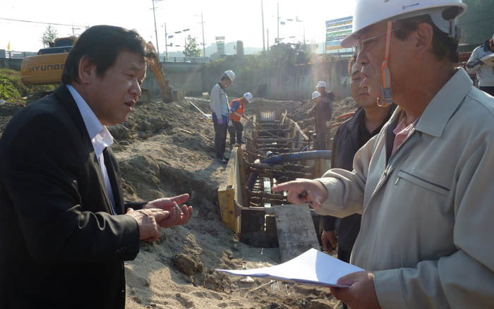 ▲ 심명필 본부장이 여주 읍내 하수관거 신설공사장을 확인하고 있다.ⓒ