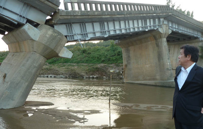 ▲ 심명필 본부장이 여주 남한강 지류 신진교가 홍수로 무너진 현장을 점검하고 있다ⓒ