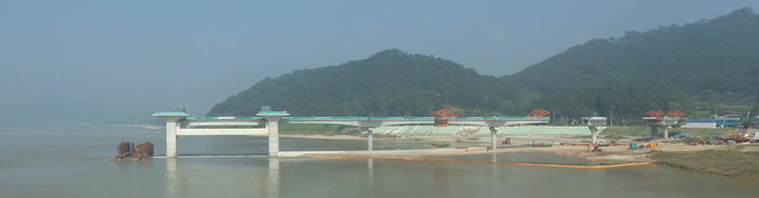 ▲ 이포보 현장. 2단계 공사 작업이 분주하다. 왼쪽 끝 기둥이 환경단체가 점거했던 곳이다.ⓒ