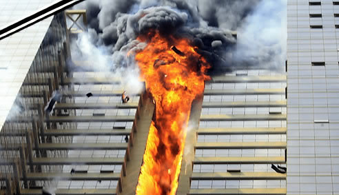 ▲ 1일 부산 해운대구 우신골드스위트에서 불이나 불길이 건물 위층으로 치솟고 있다. ⓒ 연합뉴스(안종은씨 제공)