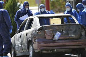 ▲ 호주 경찰들이 불에 탄 승용차를 감식하고 있다.ⓒ호주온라인뉴스 캡처