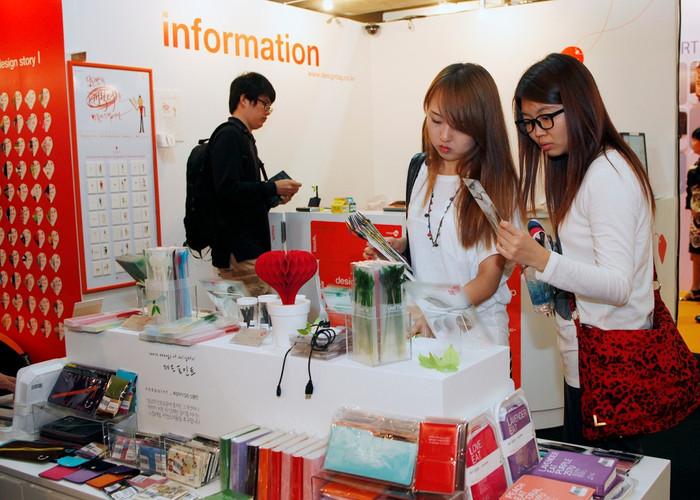 ▲ '입 타이' 제품을 살펴보고 있는 관람객들ⓒ뉴데일리