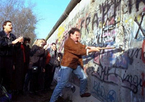 ▲ 동독 주민들이 베를린 장벽을 부수는 모습ⓒ자료사진