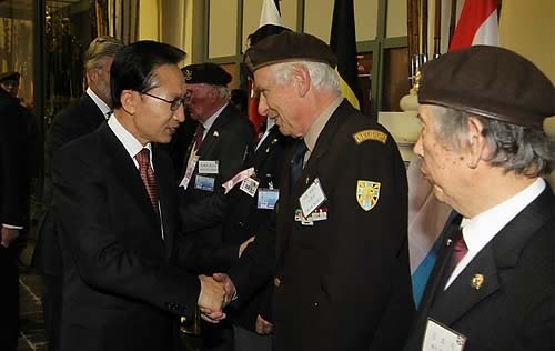 ▲ 벨기에를 방문중인 이명박 대통령이 3일 오후(현지시간) 브뤼셀 군사박물관에서 열린 한국전 전시회 개막식에 참석해 한국전 참전용사들과 악수를 하고 있다. ⓒ연합뉴스