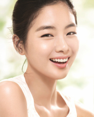 ▲ 신예 '한지우'의 화장품 지면광고ⓒ뉴데일리