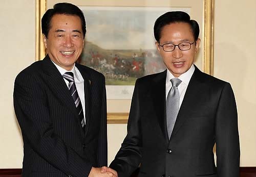 ▲ ASEM 정상회의(아시아.유럽 정상회의) 참석차 벨기에 브뤼셀을 방문중인 이명박 대통령이 4일 오전(현지시간) 브뤼셀 콩코드호텔에서 일본 간 나오토(菅直人) 일본 총리와 정상회담에 앞서 악수하고 있다. ⓒ연합뉴스