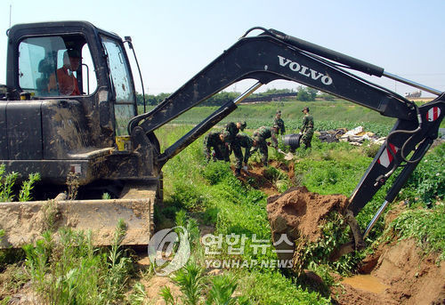 ▲ 2006년 여름 35사단 장병들이 전북 김제시 용지면 장신리에서 굴삭기 등을 이용해 비가 올때 배수로 물이 잘빠지도록 정비작업을 하고 있다.ⓒ