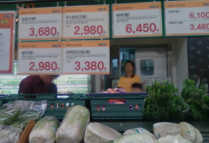 ▲ 3일 경기도의 한 마트의 배추값이 6000원대로 표시돼 있다.ⓒ